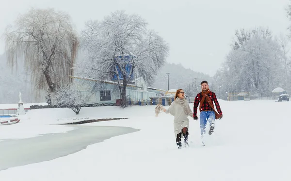 Caminhada feliz do belo par de carinho que dá as mãos. Um conto de fadas de Inverno. Localização do prado . — Fotografia de Stock