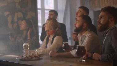 Yan yakın çekim portre üzerinde kayıp tepki bu ekibin kendi favori futbol takımı için tezahürat arkadaş. Pub kompozisyon.