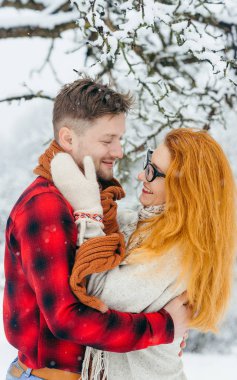 Çift yüz güzellik kış orman kar yağışı dokunmadan sarılma gülümseyen mutlu portre dikey yakından.