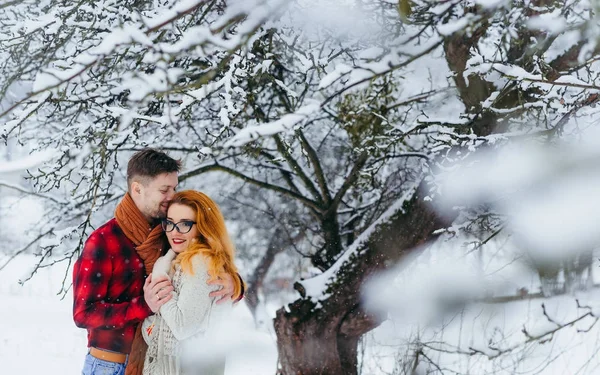 Feliz pareja sonriendo abrazando sosteniendo las manos retrato sensible invierno nevada nieve hermoso amor bosque . — Foto de Stock