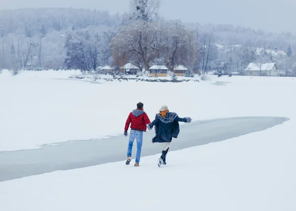 爱夫妇快乐步行雪农村河降雪童话圣诞新年回来拍摄. — 图库照片