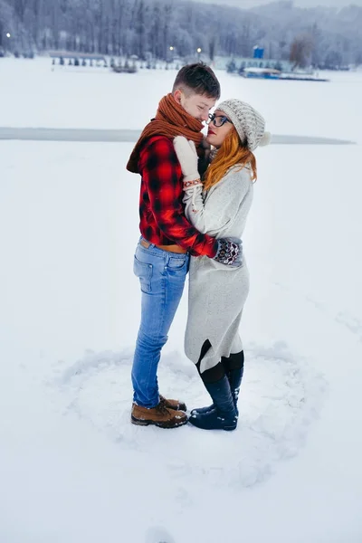 Ζευγάρι αγκαλιάζει χαμογελώντας χειμώνα χιονισμένο τοπίο πλήρες μήκος κατακόρυφη υπέροχο παραμύθι πορτραίτου Timespending Χριστούγεννα χειμώνα. — Φωτογραφία Αρχείου