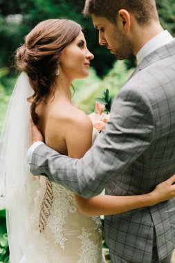 Arkadan şık Düğün çifti sakin gard için yapılan ayakta bakmak