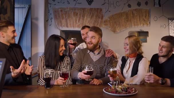 A conversa engraçada entre amigos. O retrato de close-up de amigos clicando copos com cerveja no pub local . — Vídeo de Stock