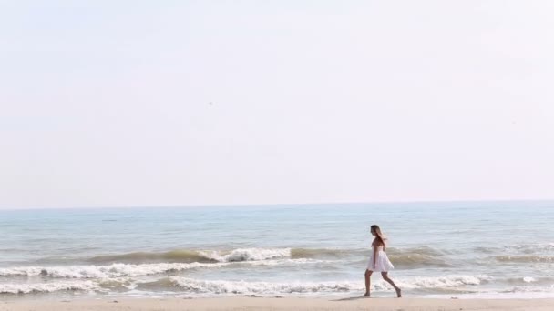 아름 다운 여자는 바다 근처 모래에 춤. — 비디오
