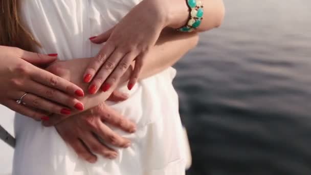 Detailní pohled do rukou člověka objímat dívku zpět. — Stock video
