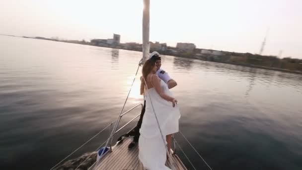 En närbild av det lyckliga paret ha kul på den båten fören. Mannen är klädd i båt kapten kostym. — Stockvideo