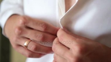 Kadar gömlek düğmelerini damat yakından görmek.