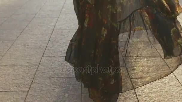 O vestido overblowing longo da menina que anda na rua . — Vídeo de Stock