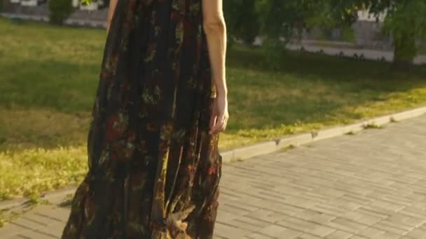 O passeio da bela menina sorridente girando na rua ensolarada . — Vídeo de Stock