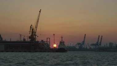 Gün batımının muhteşem manzarası. Fabrika nehir kıyısında yer alıyor.