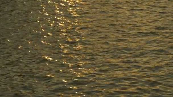 El reflejo de la puesta de sol en el agua . — Vídeos de Stock