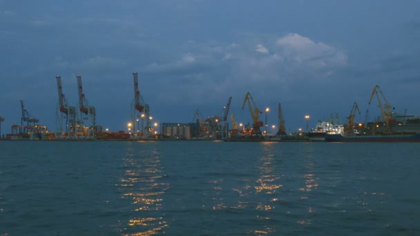 A cidade perto do rio à noite . — Vídeo de Stock