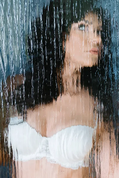 Olhe através do vidro para a mulher em lingerie branca — Fotografia de Stock