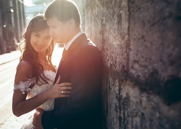 Outdoor-Hochzeitsporträt des lächelnden frisch verheirateten Paares, das in der Stadtstraße Zeit verbringt. — Stockfoto