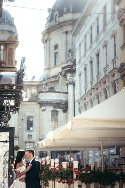 Güzel öpüşme sadece evli eski mimari binaların arka plan, Çift. — Stok fotoğraf