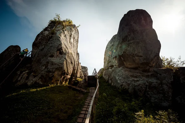 Krásná krajina. Dřevěné schodiště mezi dvěma kameny při západu slunce. — Stock fotografie
