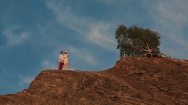 Sevgi dolu çift üst kısmında rock öpüşmeyle dron üzerinden görüntülemek.