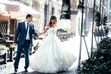 Eski güneşli şehir sokak dans büyüleyici genç şık yeni evliler tam uzunlukta düğün çekim.