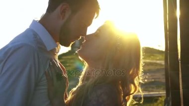 Şefkatle günbatımı sırasında burun dokunmadan güzel çift romantik yakın çekim portre.