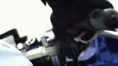Adam onun motosiklet başlar. Erkek yakından görmek motosiklet gidon üzerinde sürücü eldiven eller.