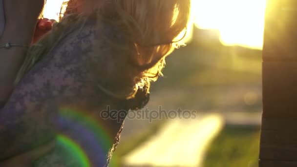 Vista conmovedora de la tierna pareja joven abrazándose y besándose durante la puesta del sol. Retrato de primer plano . — Vídeos de Stock