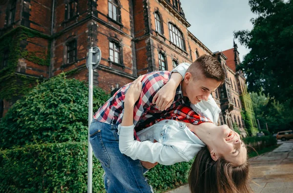 Ritratto ravvicinato della coppia amorevole allegra che balla nella strada verde della Polonia . — Foto Stock