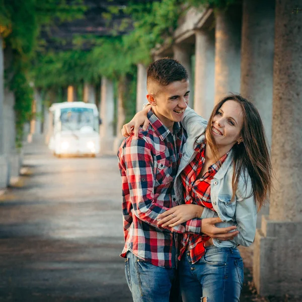 Retrato emocional do casal amoroso abraçador durante sua caminhada ao longo do arco no Salão do Centenário em Wroclaw, Polônia . — Fotografia de Stock