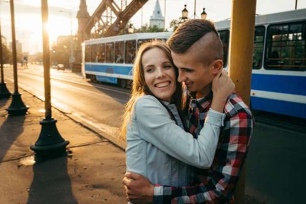 Amar a una pareja joven es abrazarse durante el atardecer en la calle. Retrato de primer plano emocional . — Foto de Stock