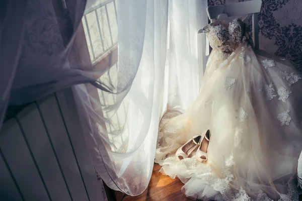 Vestido de novia largo Horizontal Moda Flores Beige Tacones Altos Colgante Silla Ventana Sol . —  Fotos de Stock