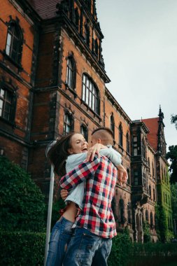 Adam sarılma ve iplik yuvarlak genç çekici kız açık. Duygusal dikey portre.