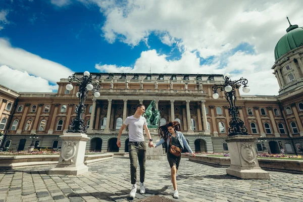 Neşeyle countryard Buda Castle Kraliyet Sarayı Budapeşte, Macaristan, boyunca aşık el çekici çift tarafından yürüyüş. — Stok fotoğraf