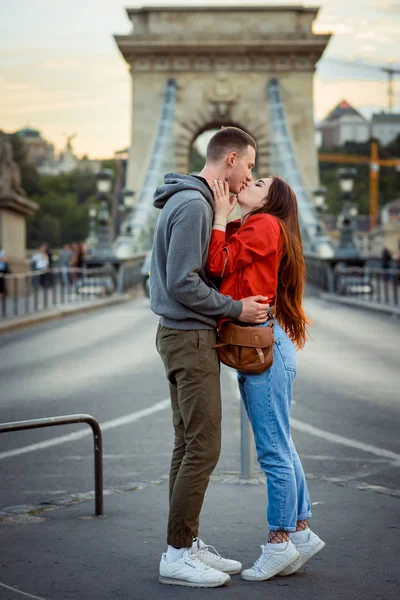 Full-length schot van de charmante kussen paar verliefd op de achtergrond de Kettingbrug in Boedapest, Hongarije. — Stockfoto