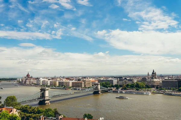 Панорама Цепного моста на Дунае в Будапеште, Венгрия летом . — стоковое фото