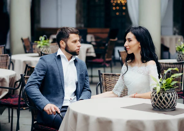 Birbirine Restoran masada otururken bakarak düğün çift romantik açık portre. — Stok fotoğraf