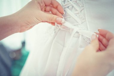 Bridemaids elinde yay şık düğün elbise gelin ipe. Yüzü olmayan.