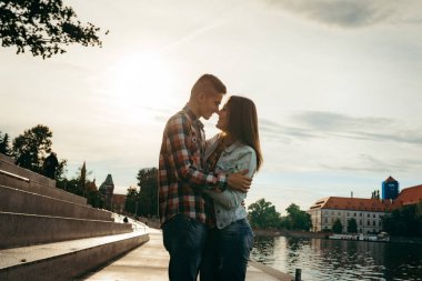 Çok güzel çift usulca günbatımı sırasında burun sürtme. Sokakta hassas varoluş portre.