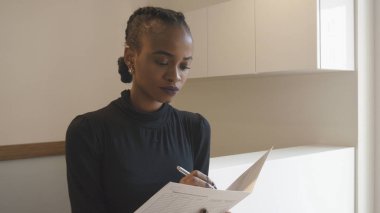 Aşağıdaki formu doldurarak doğal makyajlı çekici genç ciddi Afrikalı kız portresi. Resepsiyondaki kız.