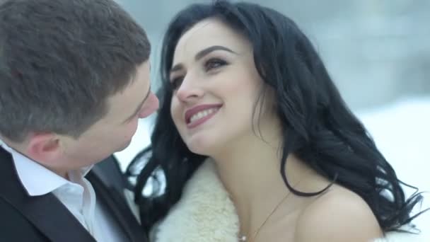 Detailní portrét šťastné atraktivní novomanželský pár baví zároveň něžně objímala a směje se. Zimní sezóna. — Stock video