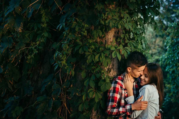 Belo casal feliz apaixonado. Eles estão gentilmente abraçando perto da parede coberta com vegetação. Wroclaw, Polônia, Centennial Hall localização . — Fotografia de Stock