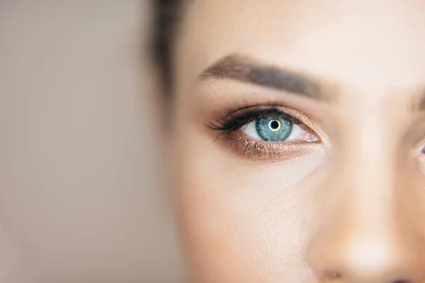 Yakın çekim shot doğal makyaj bej renkli arka plan ile cazip taze kadının güzel mavi göz. Sağlıklı yüz parçası. — Stok fotoğraf