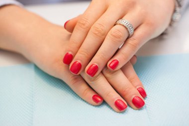 Dişi kırmızı gomalak Güzellik Salonu tablo ile çivi. Güzellik ve tedavi.