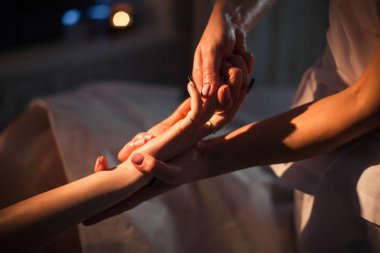 Şevval Özçelik Güzellik profesyonel güzellik salonu kadın koluma masaj. Yakın çekim görünümü. Yüzü olmayan.