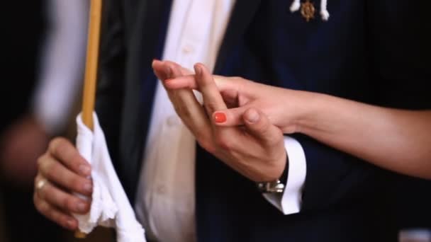 Vista de cerca de la pareja de recién casados tomados de la mano durante la ceremonia de boda . — Vídeo de stock