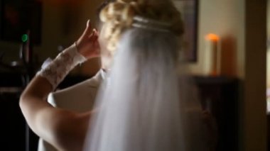 Yakın çekim görünümü mutlu yeni evli çiftin ilk dansları dans ve öpüşme.