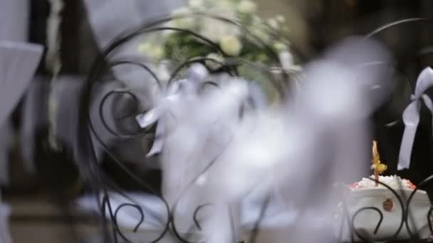 Vue rapprochée des chaises de mariage décorées d'arcs blancs .