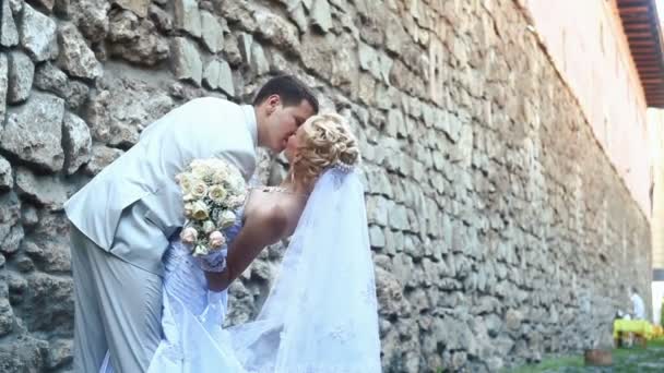 浪漫的看法, 快乐的新婚夫妇亲吻外面. — 图库视频影像