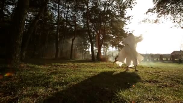 Glad brudgummen snurrar den vackra bruden runda och kyssar. Platsen för höstens park. — Stockvideo