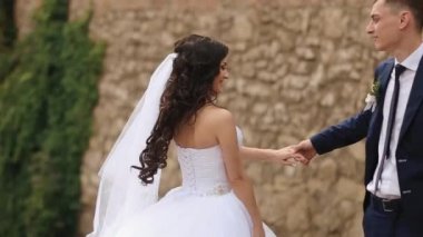 Güneşli sokakta dans mutlu genç şık yeni evli çiftin varoluş atış.