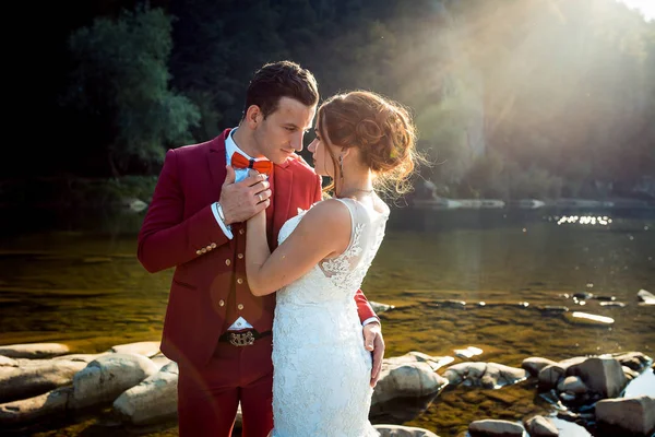 Duyarlı kırsal manzara nehir günbatımı Holding eller yatay sarılma moda yeni evli çift büyüleyici yarım uzunluk portre vurdu. — Stok fotoğraf
